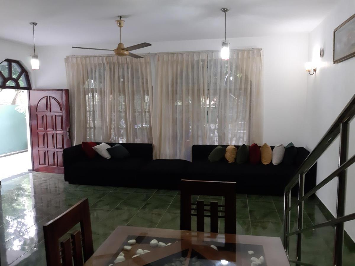 Hellen Homestay 니곰보 외부 사진