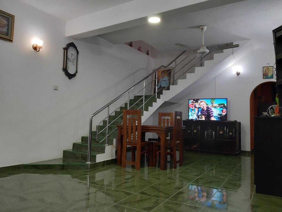 Hellen Homestay 니곰보 외부 사진